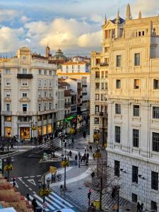uitzicht op een straat in een stad met gebouwen bij RYAP Puerta Real in Granada