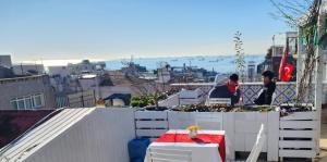 une table sur un toit avec vue sur une ville dans l'établissement Istanbul Holiday Hotel, à Istanbul