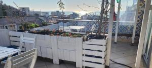 un planteur en bois blanc avec des plantes sur un balcon dans l'établissement Istanbul Holiday Hotel, à Istanbul 110 autres photos
