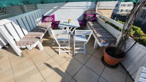 un patio avec deux bancs, une table et des chaises dans l'établissement Istanbul Holiday Hotel, à Istanbul
