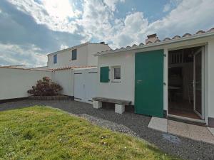 Fotografia z galérie ubytovania Maison familiale proche mer avec piscine, tennis, patio et parking - 6 couchages - FR-1-224A-60 v destinácii Brétignolles-sur-Mer