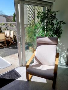 Χώρος καθιστικού στο Townhouse with modern mobility accessible apartment including widened doors and ramps, pets welcome, 5 bedrooms, secure off road parking, near Home Park, golf, pitch and putt, tennis courts, Argyle, eateries, microbrewery, pubs, boutique shops and salons