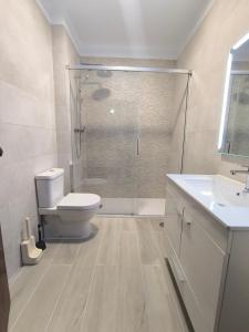 une salle de bains avec douche, toilettes et lavabo dans l'établissement Sol Nascente Garden, à Vilamoura