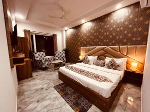 una habitación de hotel con una cama y una silla en Hotel LA Meridian - Rishikesh Road, Haridwar, en Rishīkesh