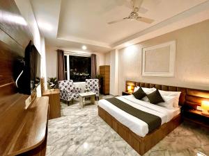 una habitación de hotel con una cama y un televisor en Hotel LA Meridian - Rishikesh Road, Haridwar, en Rishīkesh