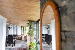 a room with a wooden ceiling and tables and chairs at casa-castagna pianterreno in Contra +31 photos