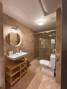 Un baño con lavabo, inodoro y ducha. en Infinity Blue Apartment-Complex Carpe Diem - FREE PARKING, en Balchik 56 fotos más