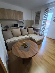 una sala de estar con un sofá y una mesa en Apartman Dana, en Soko Banja