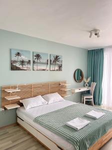 Un dormitorio con una cama grande con una manta verde. en Infinity Blue Apartment-Complex Carpe Diem - FREE PARKING, en Balchik