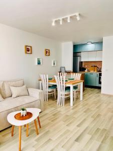 una sala de estar con un sofá y una mesa en Infinity Blue Apartment-Complex Carpe Diem - FREE PARKING, en Balchik