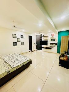 um quarto com uma cama e uma sala de estar em Chic Studio in Vagator with Pool access nr beach em Vagator