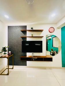 Uma televisão e/ou sistema de entretenimento em Chic Studio in Vagator with Pool access nr beach