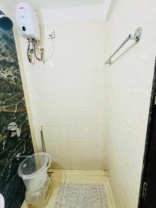 Uma casa de banho em Chic Studio in Vagator with Pool access nr beach