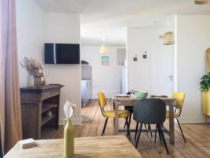 ein Esszimmer und eine Küche mit Tisch und Stühlen in der Unterkunft Appartement studio Cosy Centre-Ville in Auray