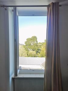ein Fenster mit Vorhang in einem Zimmer in der Unterkunft Appartement studio Cosy Centre-Ville in Auray