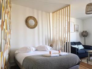 ein Schlafzimmer mit einem Bett mit zwei Kissen darauf in der Unterkunft Appartement studio Cosy Centre-Ville in Auray