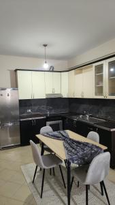 Kuchyň nebo kuchyňský kout v ubytování A-Tirana Apartment Bus Terminal