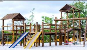 Ο χώρος παιχνιδιού για παιδιά στο Condominio Winterville 3 Quartos