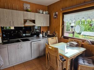 eine Küche mit Tisch und Esszimmer in der Unterkunft Grabówka in Nadole + 39 Fotos