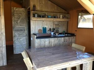 Kuchyň nebo kuchyňský kout v ubytování Glamping Sainte Suzanne