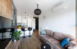 a living room with a couch and a kitchen at FLATMORE Apartament Matejki 21A m20 in Zielona Góra