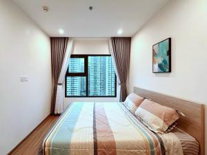 Long BìnhShi House - 1BR Building S1003 Swimming Pool View的一间带大床和大窗户的卧室