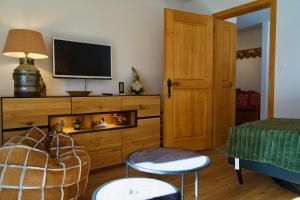 a living room with a tv on top of a cabinet at Chalet zur Höhe in Grindelwald