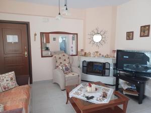 TV/trung tâm giải trí tại Gerakini 2BR Apt with Shared Pool