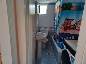 Phòng tắm tại Gerakini 2BR Apt with Shared Pool