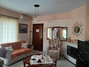 Nhà bếp/bếp nhỏ tại Gerakini 2BR Apt with Shared Pool