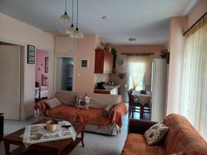 Khu vực ghế ngồi tại Gerakini 2BR Apt with Shared Pool