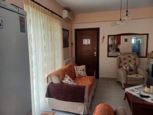 Khu vực ghế ngồi tại Gerakini 2BR Apt with Shared Pool