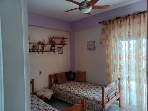 Giường trong phòng chung tại Gerakini 2BR Apt with Shared Pool