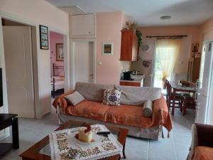 Posezení v ubytování Gerakini 2BR Apt with Shared Pool
