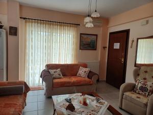 Khu vực ghế ngồi tại Gerakini 2BR Apt with Shared Pool