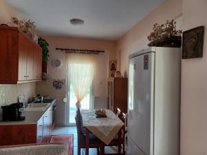 Nhà bếp/bếp nhỏ tại Gerakini 2BR Apt with Shared Pool