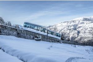 un tren en una pista en la nieve en Albaron - center of Bourg Saint Maurice, en Bourg-Saint-Maurice