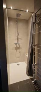 Un baño con ducha con cortina de ducha. en Albaron - center of Bourg Saint Maurice, en Bourg-Saint-Maurice 8 fotos más