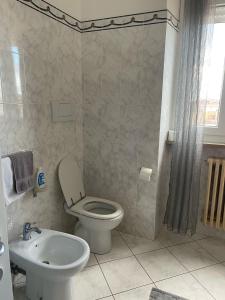 un baño con inodoro y lavabo en Affittacamere Santa Lucia, en San Benedetto del Tronto
