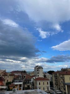 un perfil urbano con edificios y un cielo nublado en Affittacamere Santa Lucia, en San Benedetto del Tronto