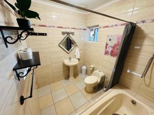 a small bathroom with a toilet and a sink at Fontains Vacation House in Palm-Eagle Beach