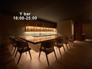 京都Mitsui Garden Hotel Kyoto Sanjo PREMIER的一个带长桌和椅子的大厨房 更多36张照片