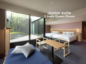京都Mitsui Garden Hotel Kyoto Sanjo PREMIER的有两张床和一张桌子的酒店房间
