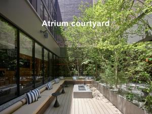 京都Mitsui Garden Hotel Kyoto Sanjo PREMIER的建筑物前的一排长椅