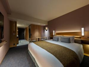 Mitsui Garden Hotel Kyoto Sanjo PREMIER客房内的一张或多张床位