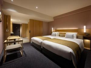 Mitsui Garden Hotel Kyoto Sanjo PREMIER客房内的一张或多张床位