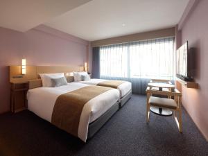 Mitsui Garden Hotel Kyoto Sanjo PREMIER客房内的一张或多张床位