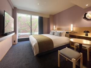 Mitsui Garden Hotel Kyoto Sanjo PREMIER客房内的一张或多张床位
