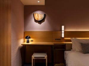 Mitsui Garden Hotel Kyoto Sanjo PREMIER客房内的一张或多张床位
