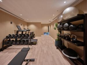 Mitsui Garden Hotel Kyoto Sanjo PREMIER的健身中心和/或健身设施